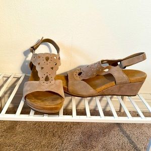 Size 7 tan sandal heels Bjorndal